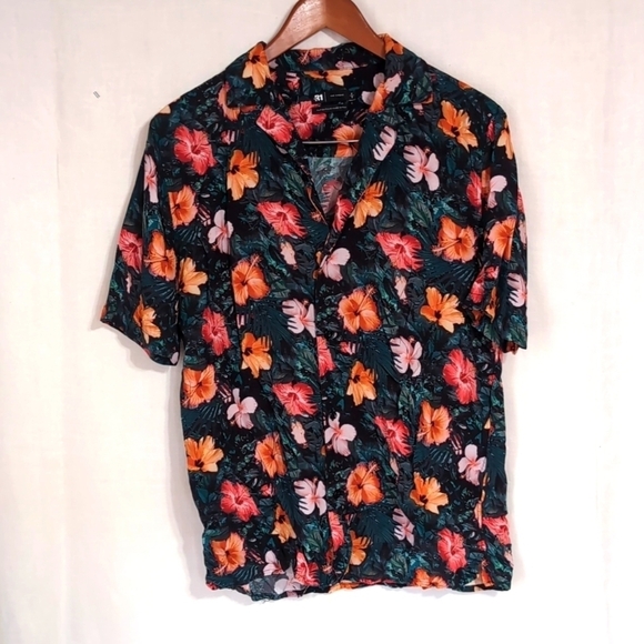 Le 31 Par Simons Tops - Le 31 Par Simons Green Floral Short Sleeve Button Up Size Small Made in Italy